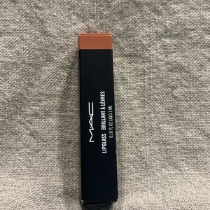 MAC Lipglass in Beaux